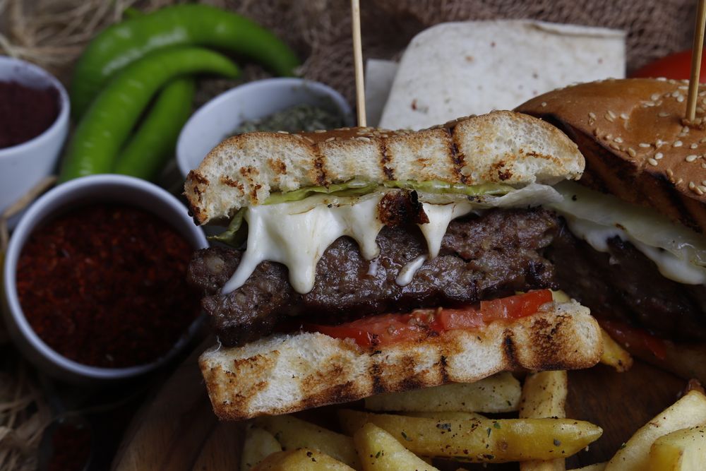 Cheeseburger with fresh vegetables